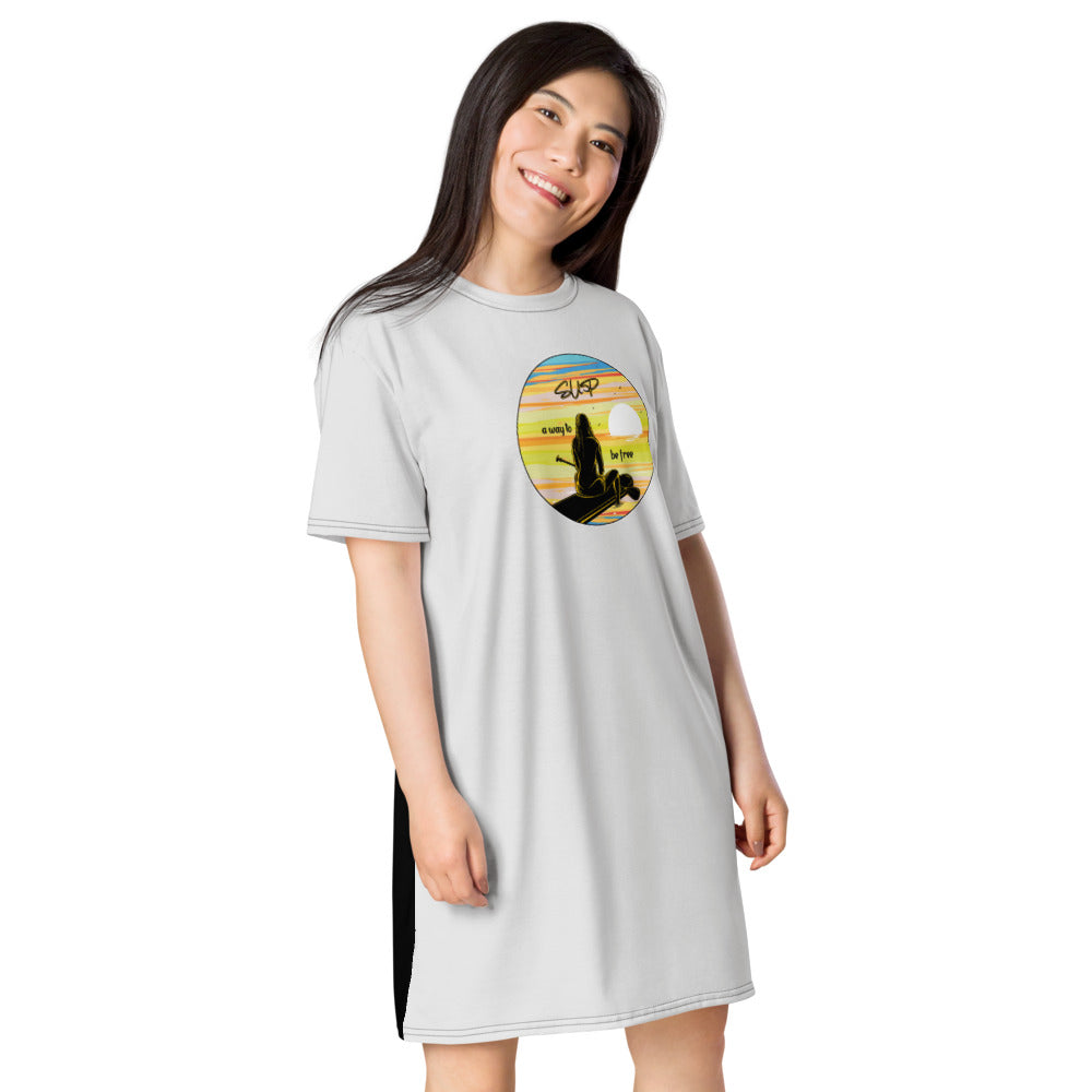 SUP-A Way To Bee Free T-Shirt Kleid