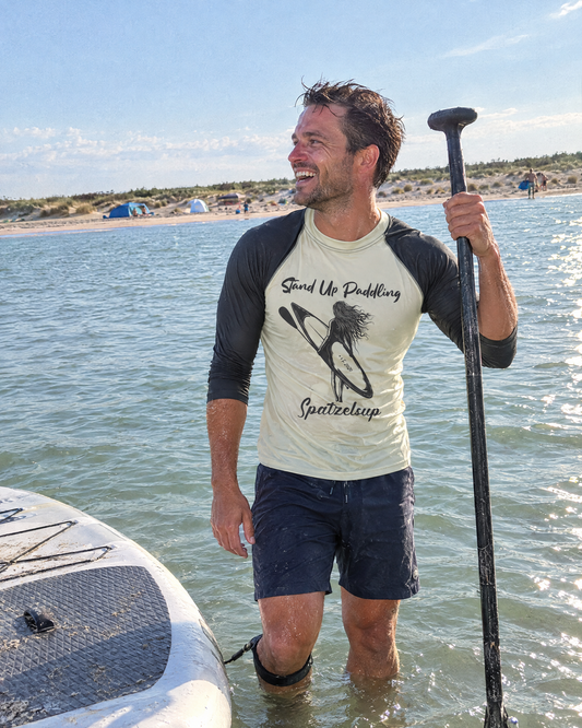Stand Up Paddling Girl Herren-UV-Shirt getragen in der Ostsee neben einem SUP-Board