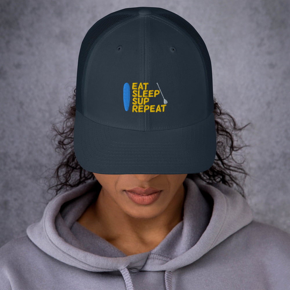 Eat Sleep SUP Repeat Trucker-Cap mit gesticktem Design